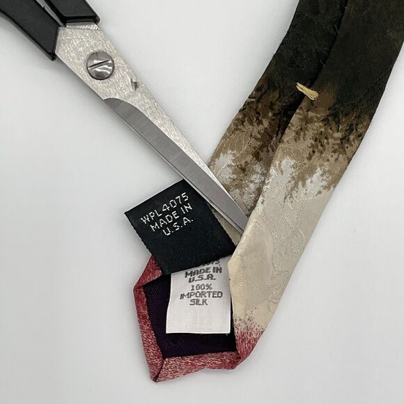 Greenwich Workshop 100%‎ Silk Bear NeckTie, Endangered Species by Bonnie Marris - Picture 3 of 5